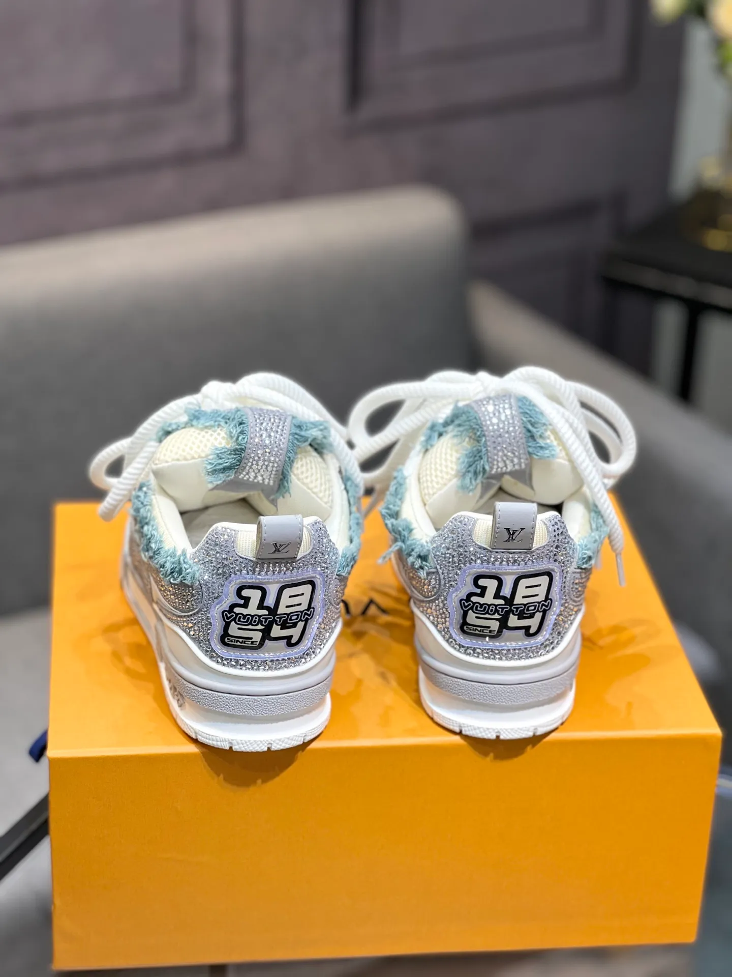 Men's men's shoes💰840 LV top version Jigglypuff new model Purchasing quality LV~Louis Vuitton LV TRAINER's best-looking sneakers, Donkey Brand strongly recommends new products, official website limited edition retro basketball sneakers! Both high-top and low-top models spent money to purchase 1:1 accurate reproductions of the originals. The details are invincible and full of sincerity. The imported custom-made original cowhide leather is the same as the original package. The details are 100% restored. The private model customizes the original one-piece TPU outsole. It is different from other brands. Without the original version, this effect cannot be achieved!                Men's and women's models 35-40 39-45 (46 is custom-made and cannot be returned or exchanged)